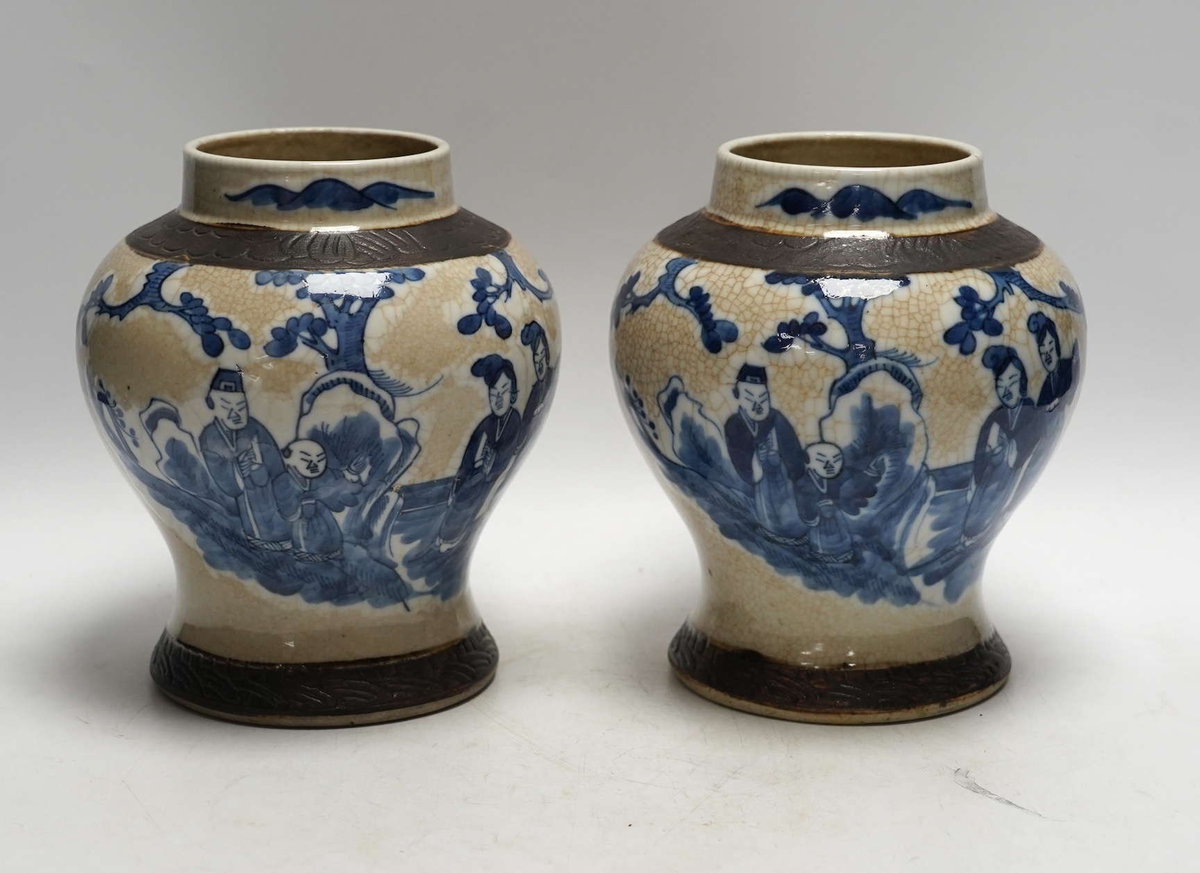 A pair of early 20th century Chinese blue and white crackle ware jars, 19cm